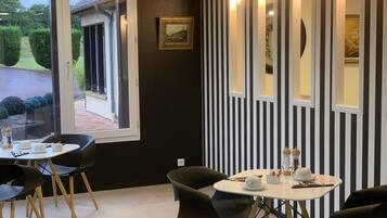 Se ofrece un desayuno bufé entre semana (por un coste adicional)