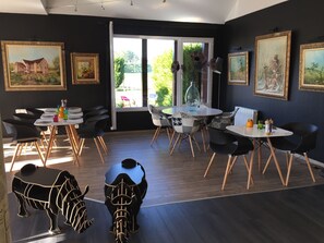 Dinner served, French cuisine, al fresco dining 