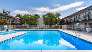 Una piscina al aire libre de temporada