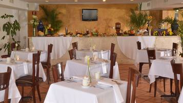 Daily full breakfast (MXN 145 per person)