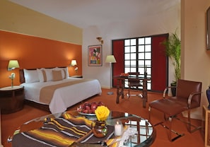 Premium bedding, in-room safe, desk, blackout drapes - Hotel Misión Monterrey Centro Histórico (Monterrey)