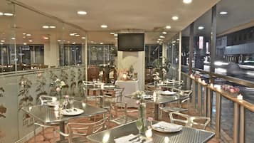Serveert ontbijt, lunch, diner, regionale gerechten