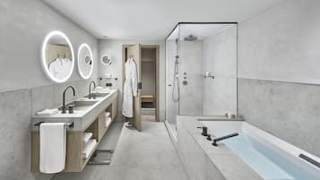 Deluxe-Room Seidlalm | Bad | Toalettartikler (inkludert), hårføner, badekåper og tøfler