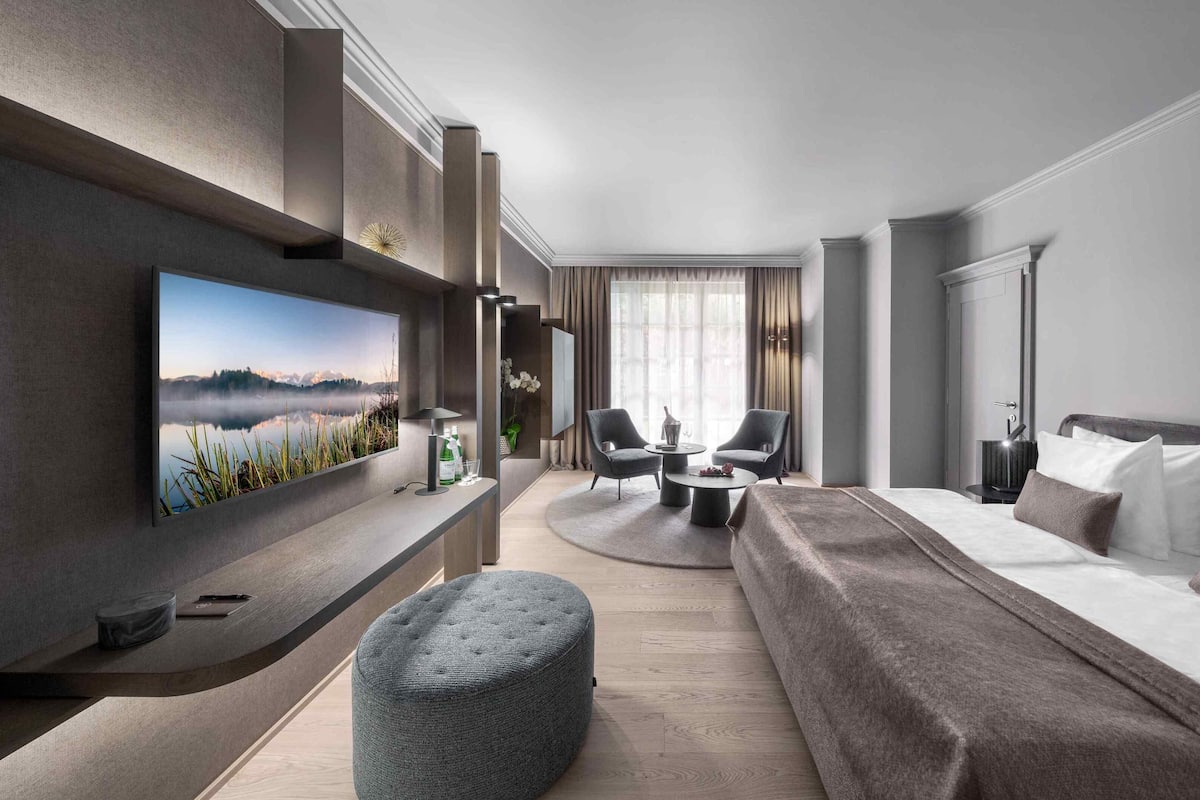 Deluxe-Room Residenz Greif | Premium bedding, minibar, in-room safe, blackout drapes