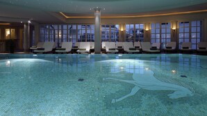Una piscina cubierta, una piscina al aire libre
