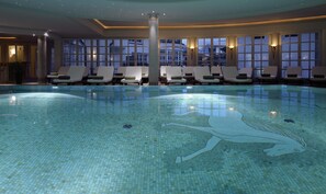 Una piscina cubierta, una piscina al aire libre