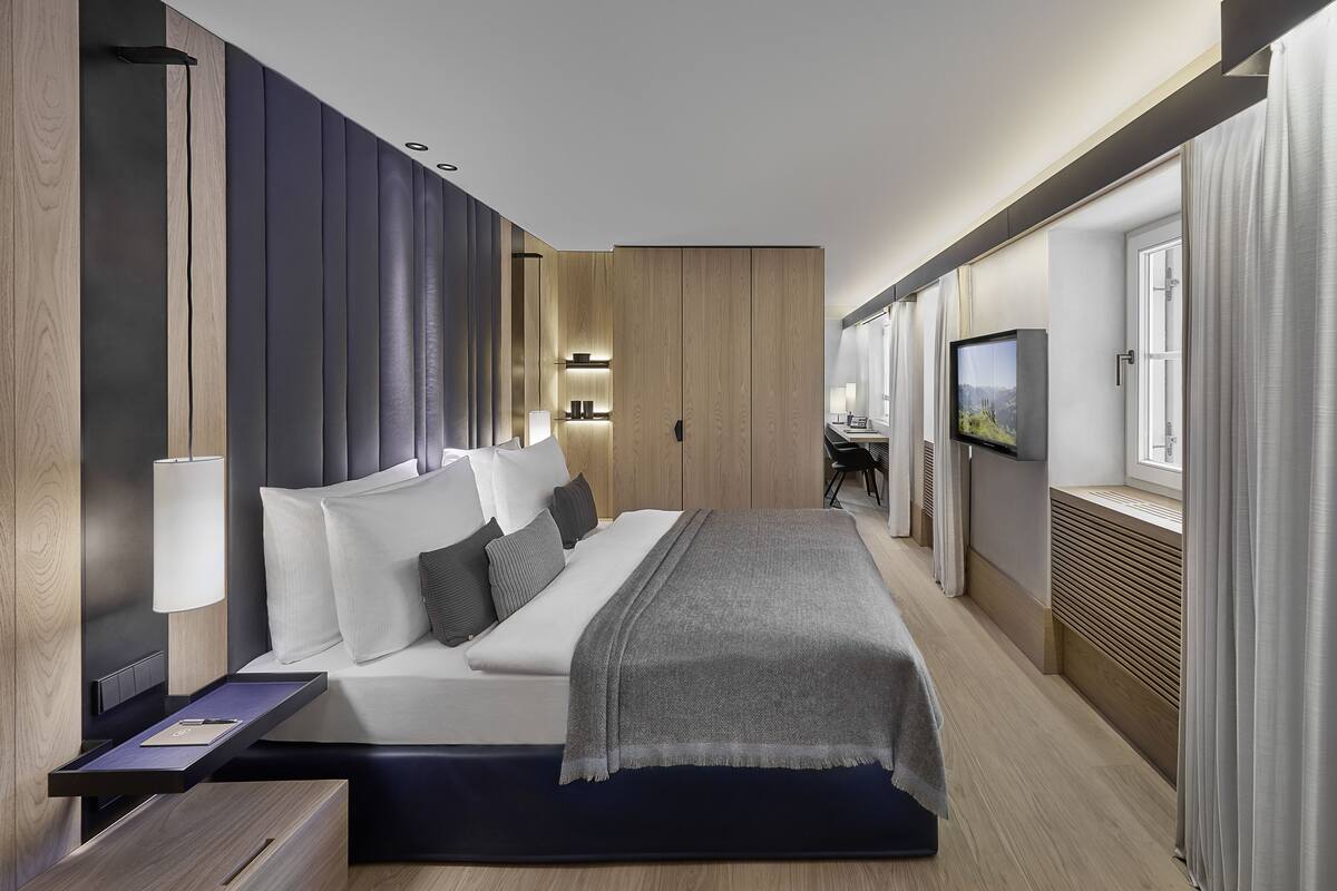Deluxe Junior Suite | Premium bedding, minibar, in-room safe, blackout drapes