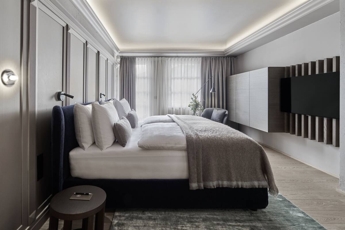 Deluxe-Suite Residenz | Premium bedding, minibar, in-room safe, blackout drapes