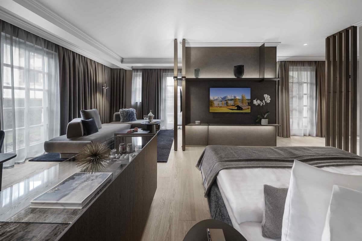 Deluxe Junior Suite Residenz | Premium bedding, minibar, in-room safe, blackout drapes