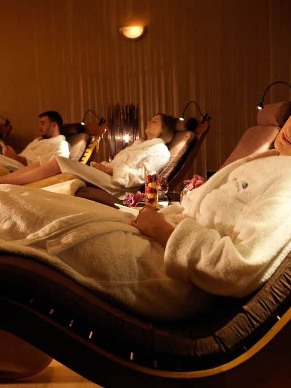 Un sauna, una bañera de hidromasaje, baño turco, tratamientos corporales