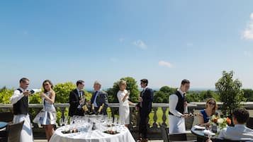 Breakfast and dinner served, golf course views