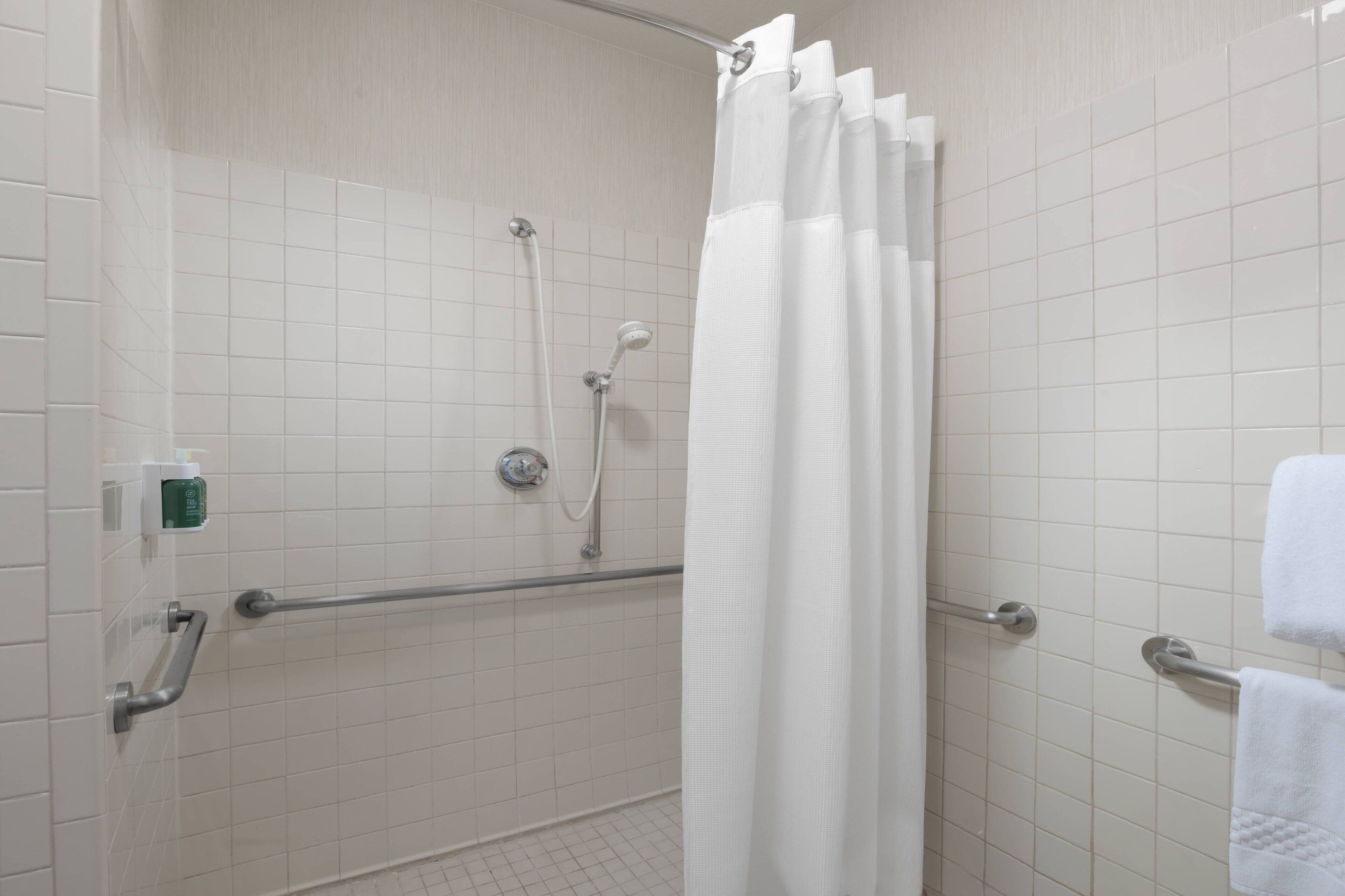 combined shower/bathtub, hair dryer, towels
