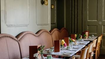 Daily cooked-to-order breakfast (EUR 17.99 per person)