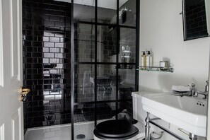 Designer toiletries, hair dryer, towels, soap - Pembroke Townhouse (Dublin)