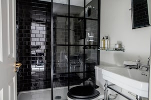 Επώνυμα προϊόντα προσωπικής περιποίησης, πιστολάκι μαλλιών, πετσέτες