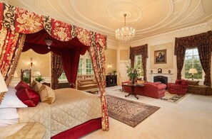 Grand suite | Luxe beddengoed, een kluis op de kamer, individueel gedecoreerd