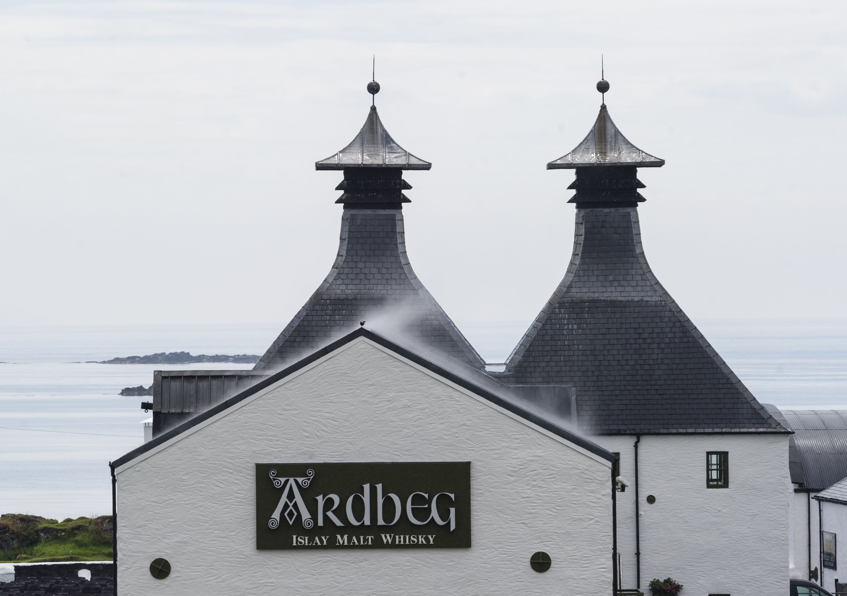 Rakennuksessa on kaksi terävää kattoa ja kyltti, jossa lukee: ”Ardbeg Islay -single malt -viski”.