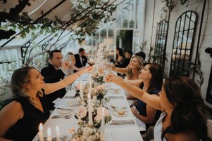 Se sirven almuerzos, cenas y cocina local 