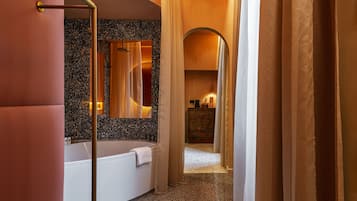 Nesting Private Suite | Premium bedding, minibar, in-room safe, blackout drapes