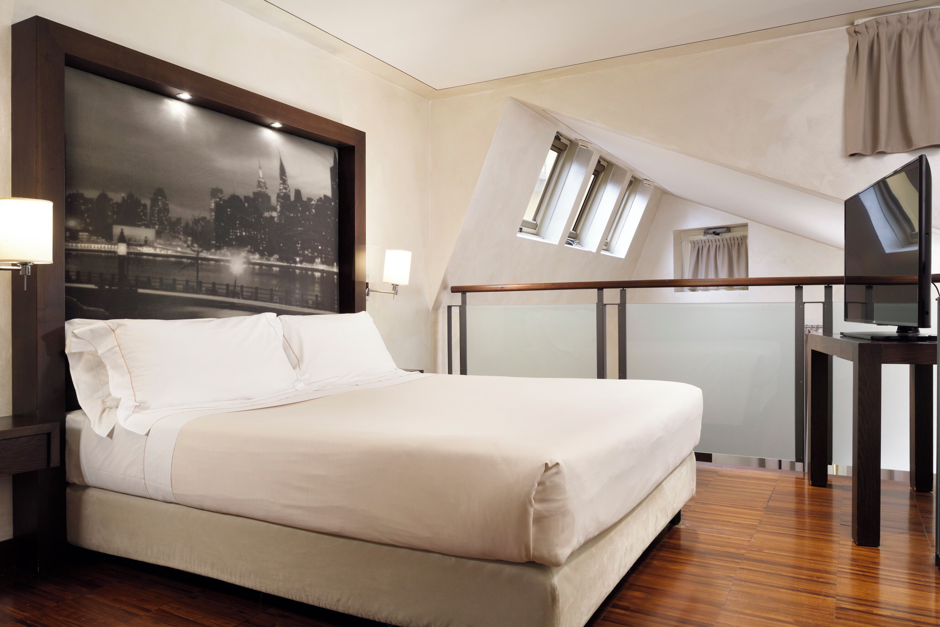 Loft | Premium bedding, minibar, in-room safe, blackout drapes
