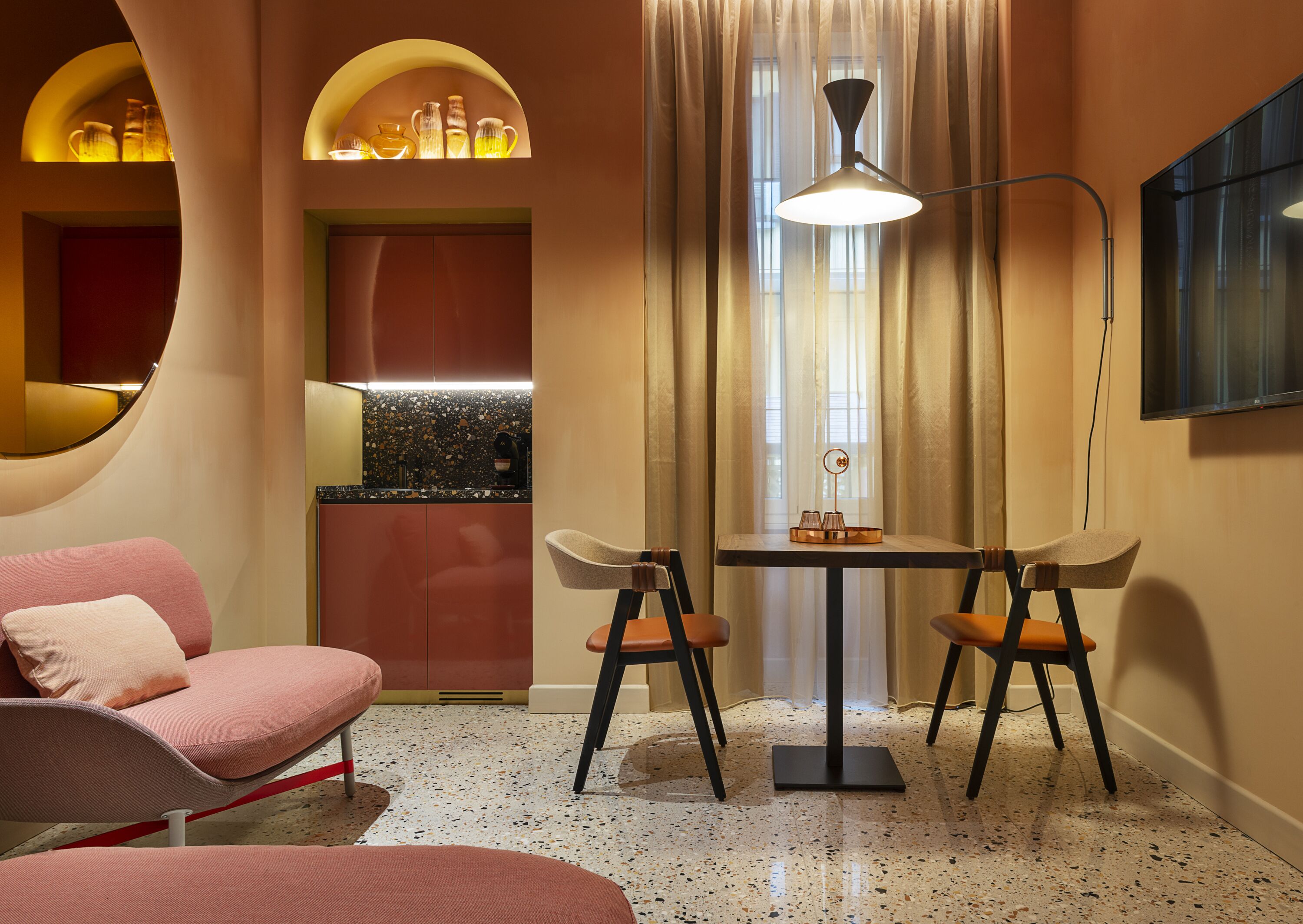 Un intérieur moderne avec un espace salon circulaire, une table à manger avec des chaises et un comptoir de cuisine.