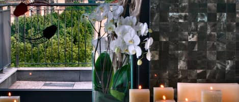 Indoor spa tub