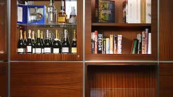 Un interno moderno con una libreria in legno, una poltrona gialla e un tavolino rotondo.