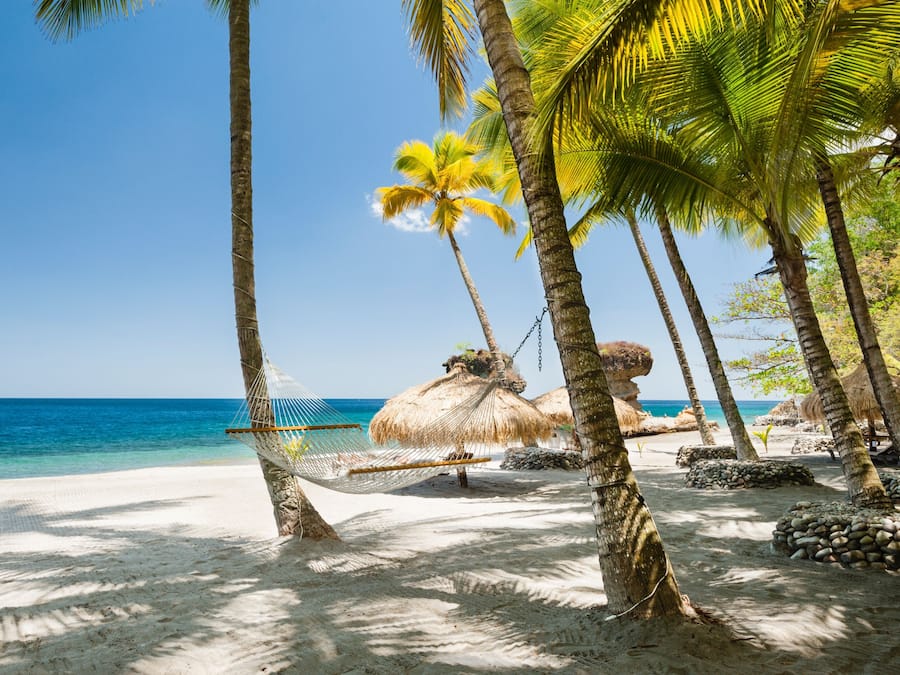 På stranden, fridykking, snorkling og brettseiling