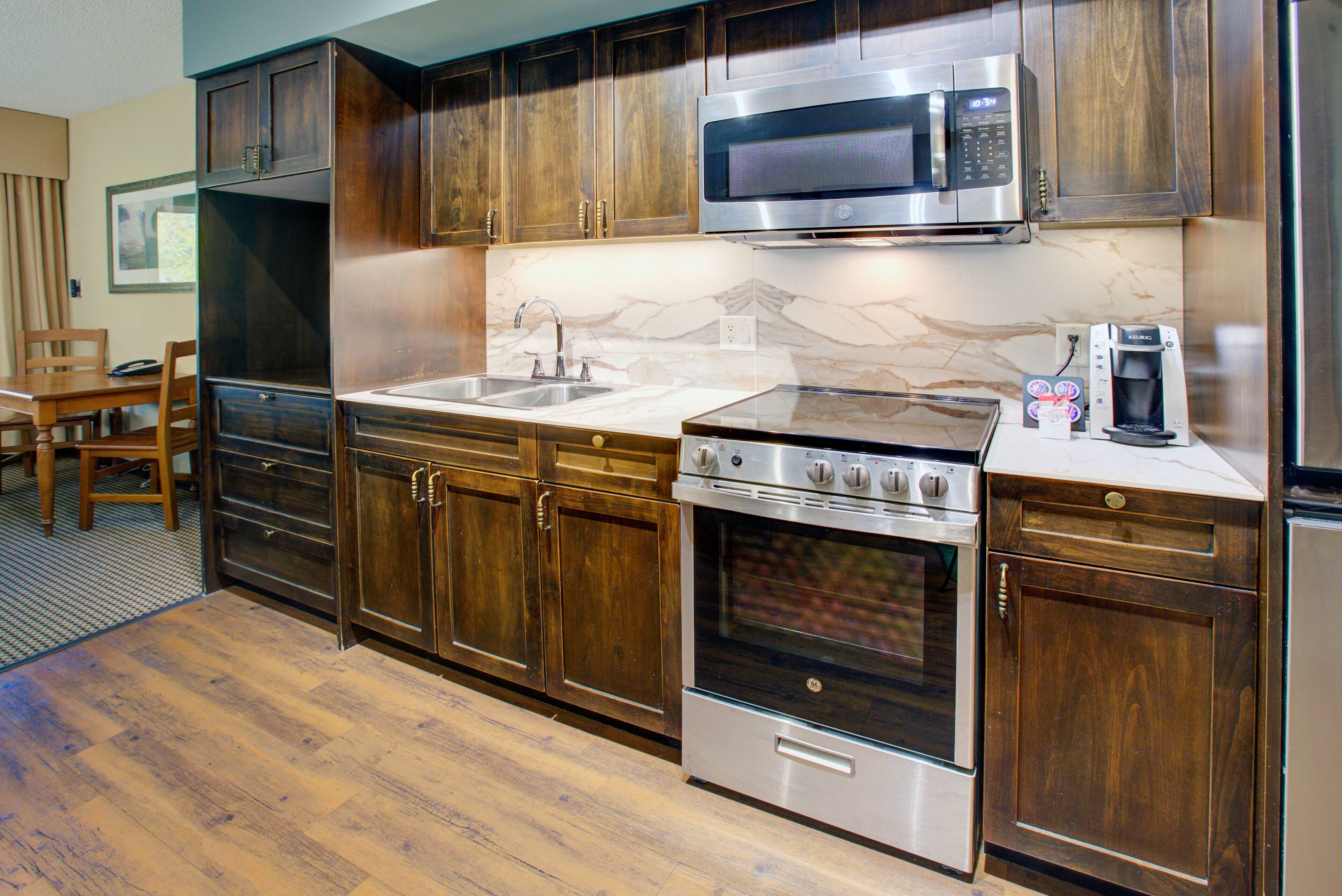 Tủ lạnh, lò vi sóng, dụng cụ pha cà phê/trà, ấm điện 