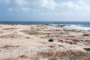 Plage, sable blanc, chaises longues, parasols