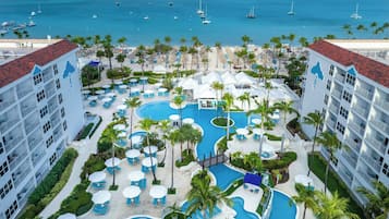 Utendørsbasseng, bassengtelt (mot betaling) og bassengparasoller