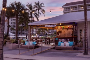 Plage, sable blanc, chaises longues, parasols