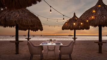 2 restaurantes; se sirve desayuno, almuerzo y cena; cocina mexicana