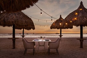 Sur la plage, sable blanc, chaise longue, parasol
