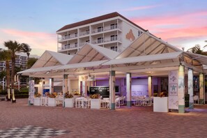 2 bars/lounges, swim-up bar, poolside bar