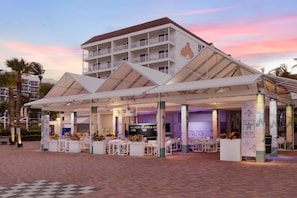 2 bars/lounges, swim-up bar, poolside bar