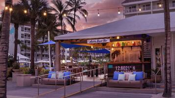 På stranden, hvit sand, strandtelt (mot et tillegg) og solsenger