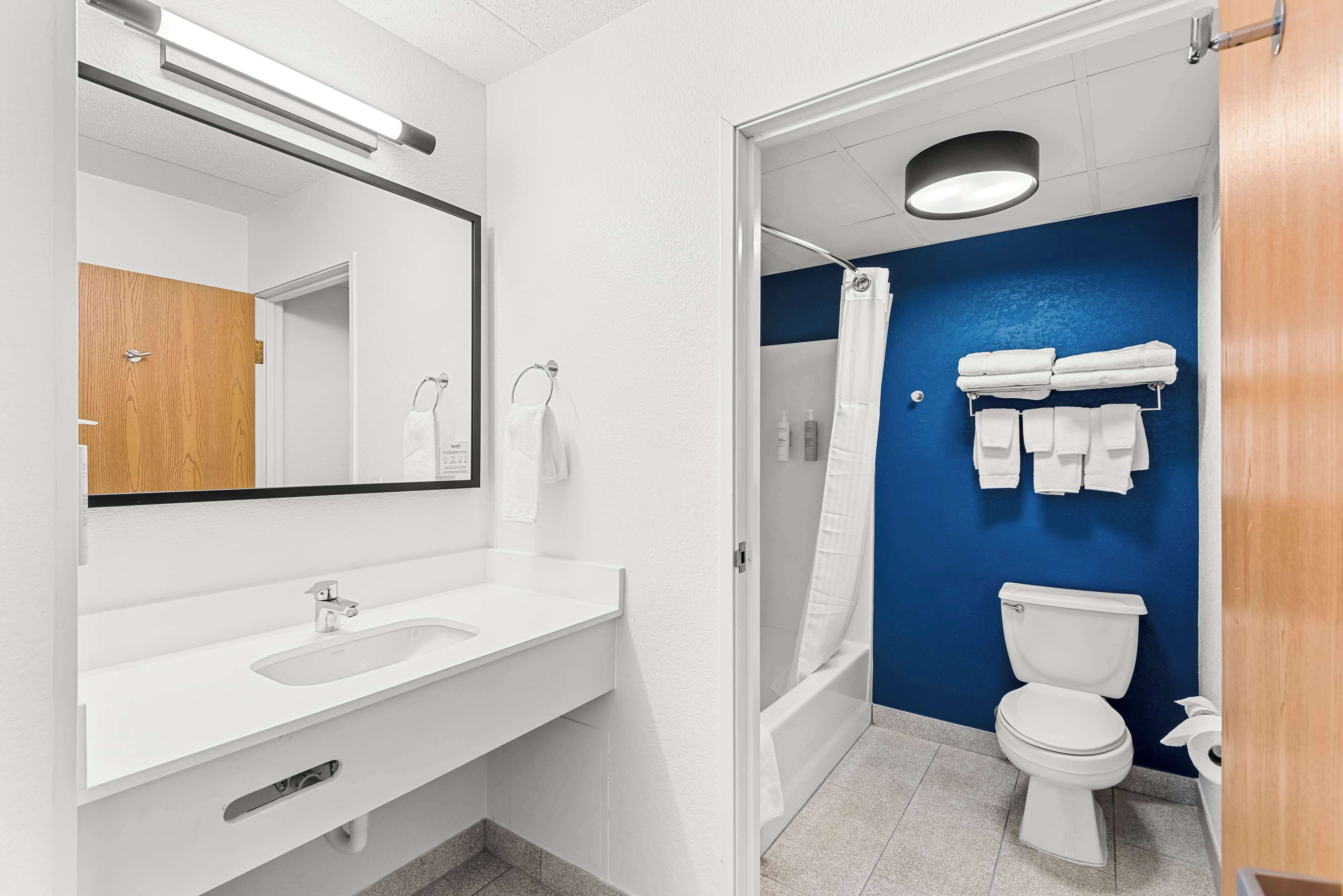 combined shower/bathtub, free toiletries, hair dryer, towels