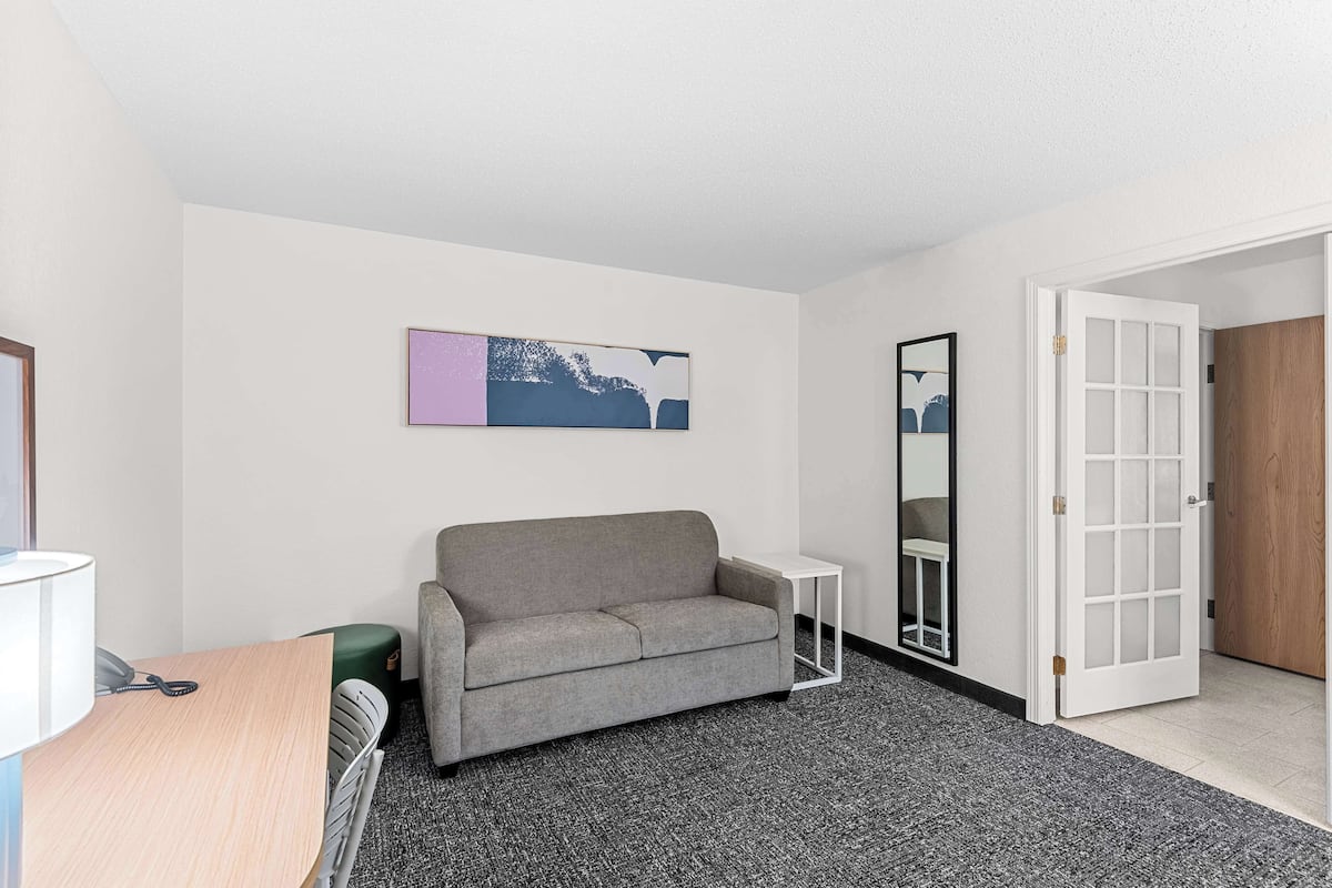 suite, 1 king bed | living area | 32-inch lcd tv with cable channels, tv