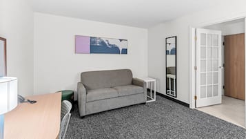 Suite, 1 King-Bett | Wohnbereich | 32-Zoll-LCD-Fernseher mit Kabelempfang, Fernseher