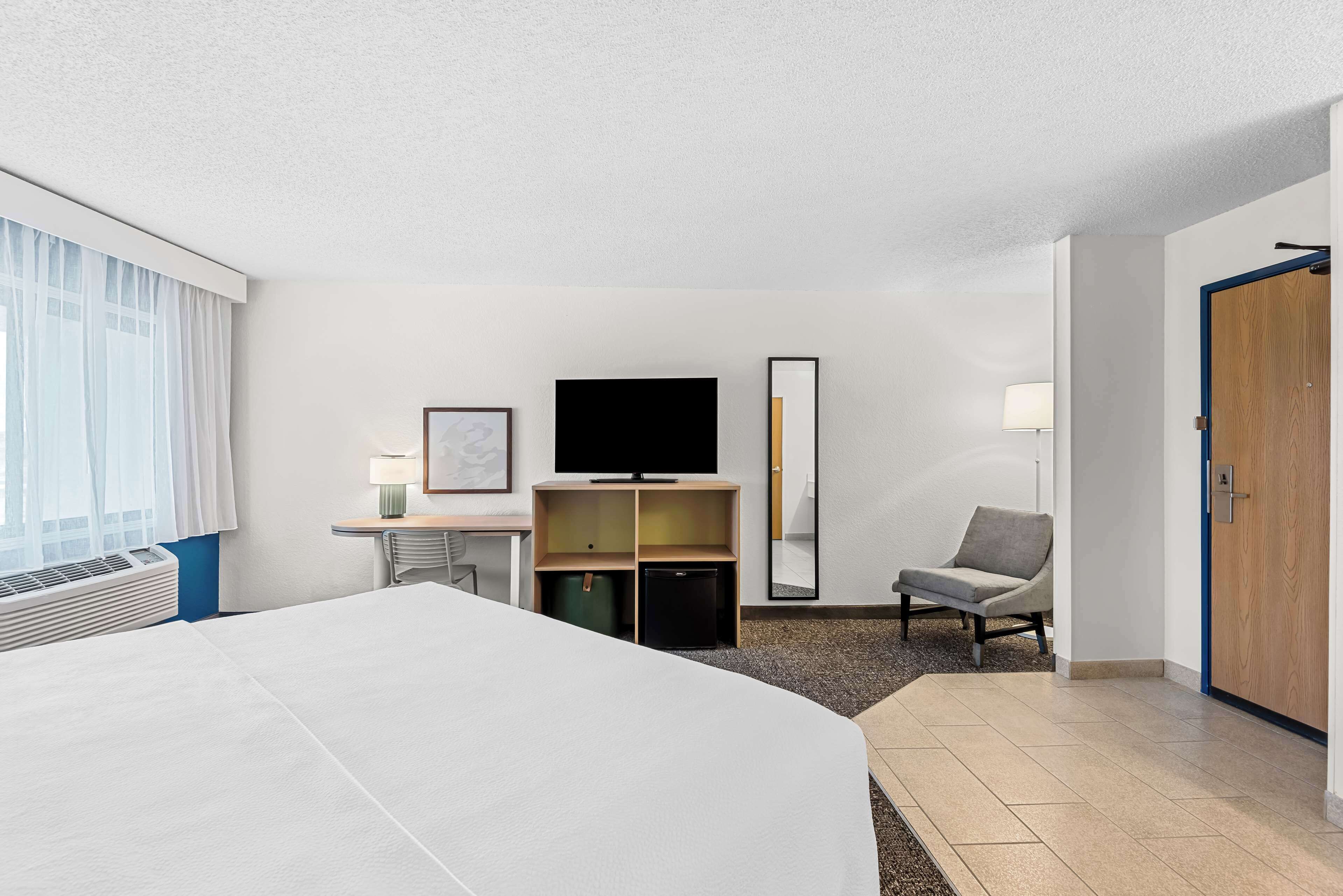 room, 1 king bed | in-room safe, individually decorated, individually furnished, desk