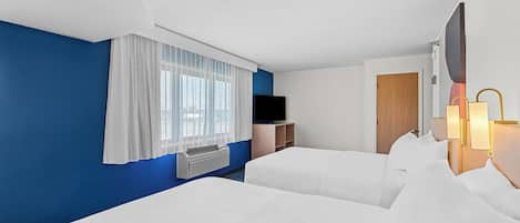 Rom, flere senger | Safe på rommet, individuelt dekorert, individuelt innredet og skrivebord