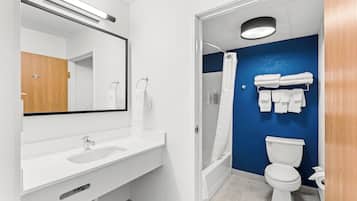 Badkar/dusch, gratis toalettartiklar, hårtork och handdukar