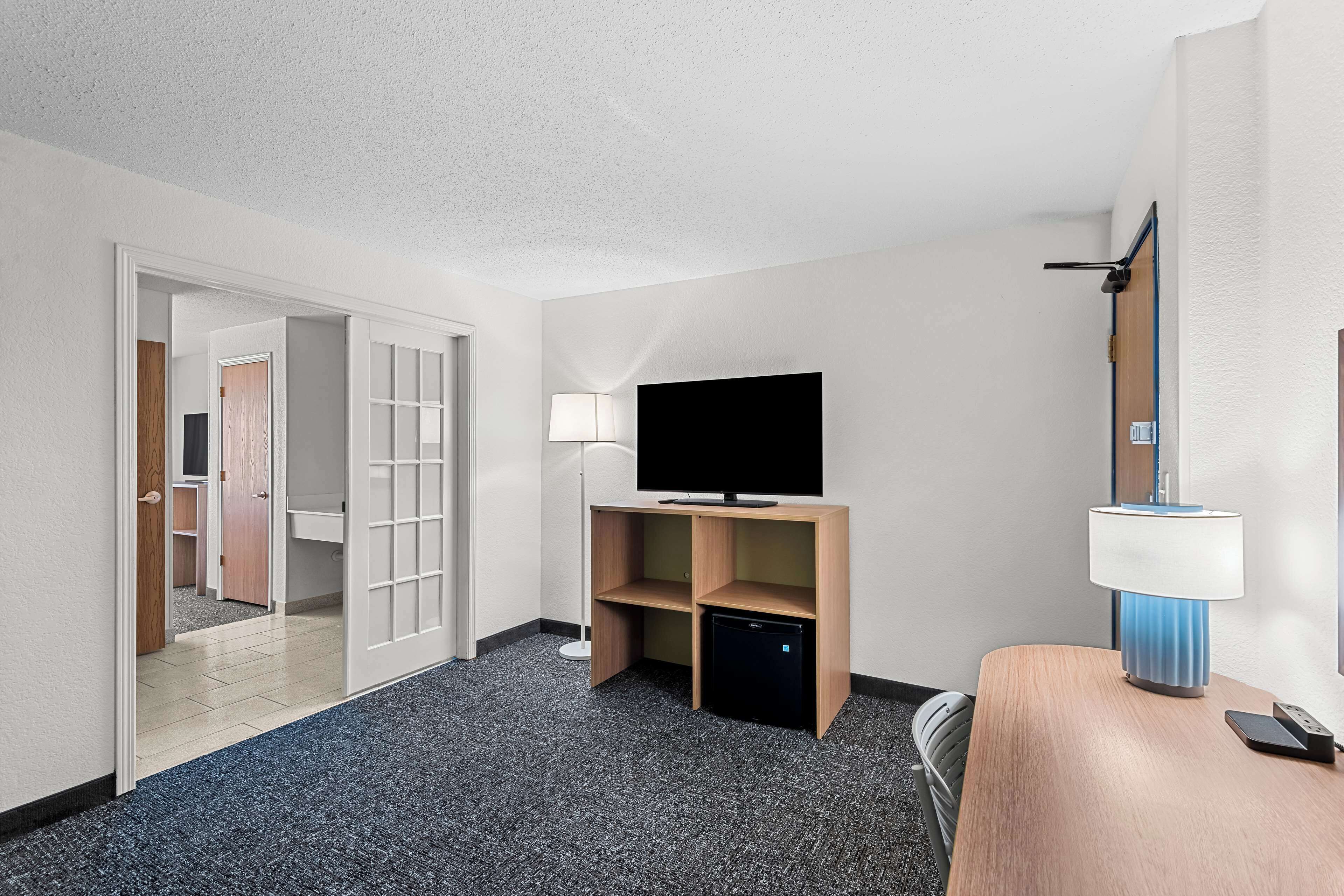 in-room safe, individually decorated, individually furnished, desk