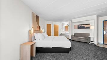 Habitación, 1 cama de matrimonio grande con sofá cama | Zona de estar | Televisión LCD de 32 pulgadas con canales por cable, una televisión