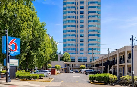 Fachada. Motel 6 Portland, OR - Downtown