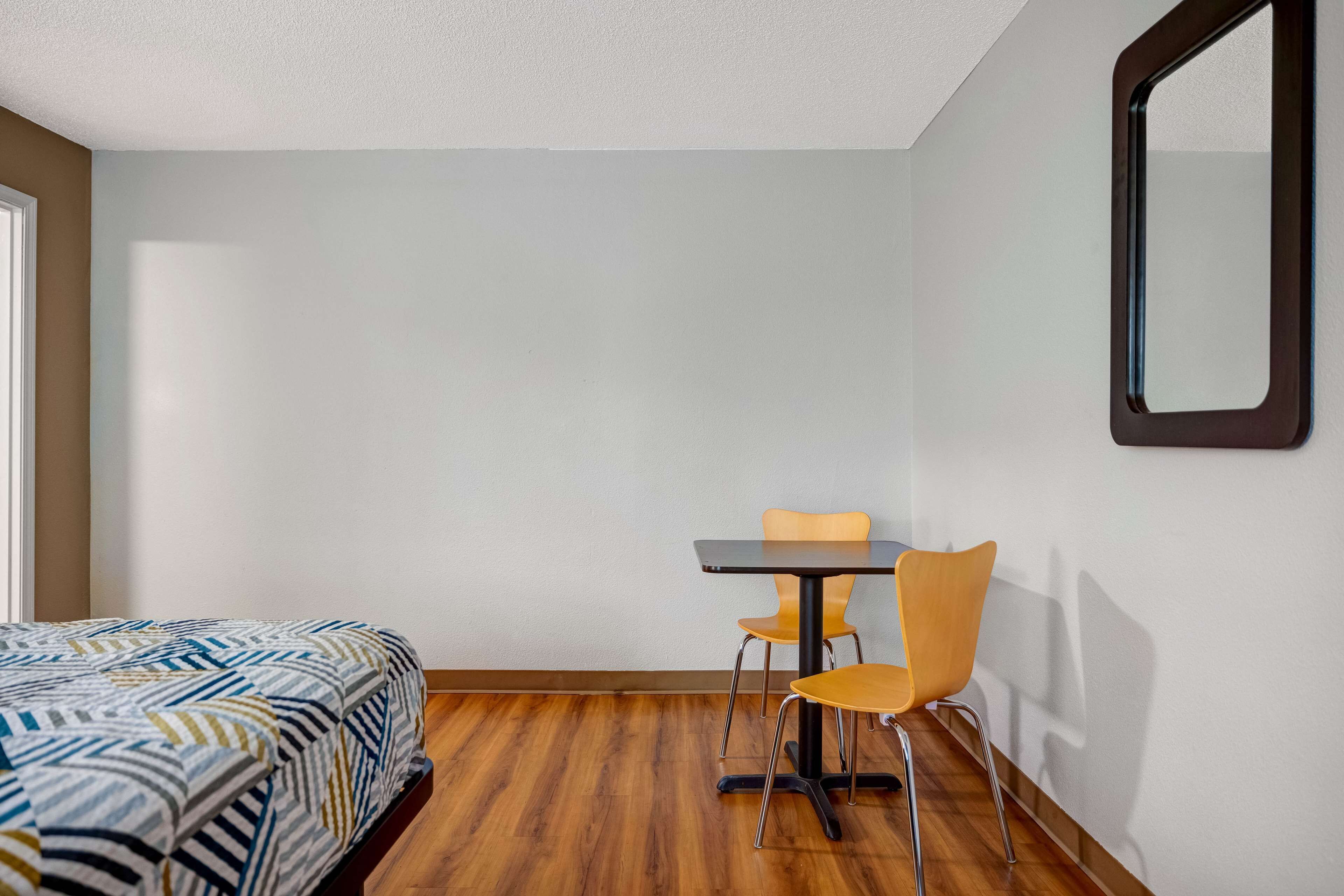 Rom – standard, 1 queensize-seng, ikke-røyk, kjøleskap og mikrobølgeovn | Safe på rommet, wi-fi (inkludert) og sengetøy