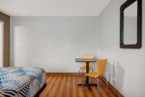 Standard Room, 1 Queen Bed, Non Smoking, Refrigerator & Microwave | In-room safe, free WiFi, bed sheets - Motel 6 Portland, OR - Downtown (Portland)