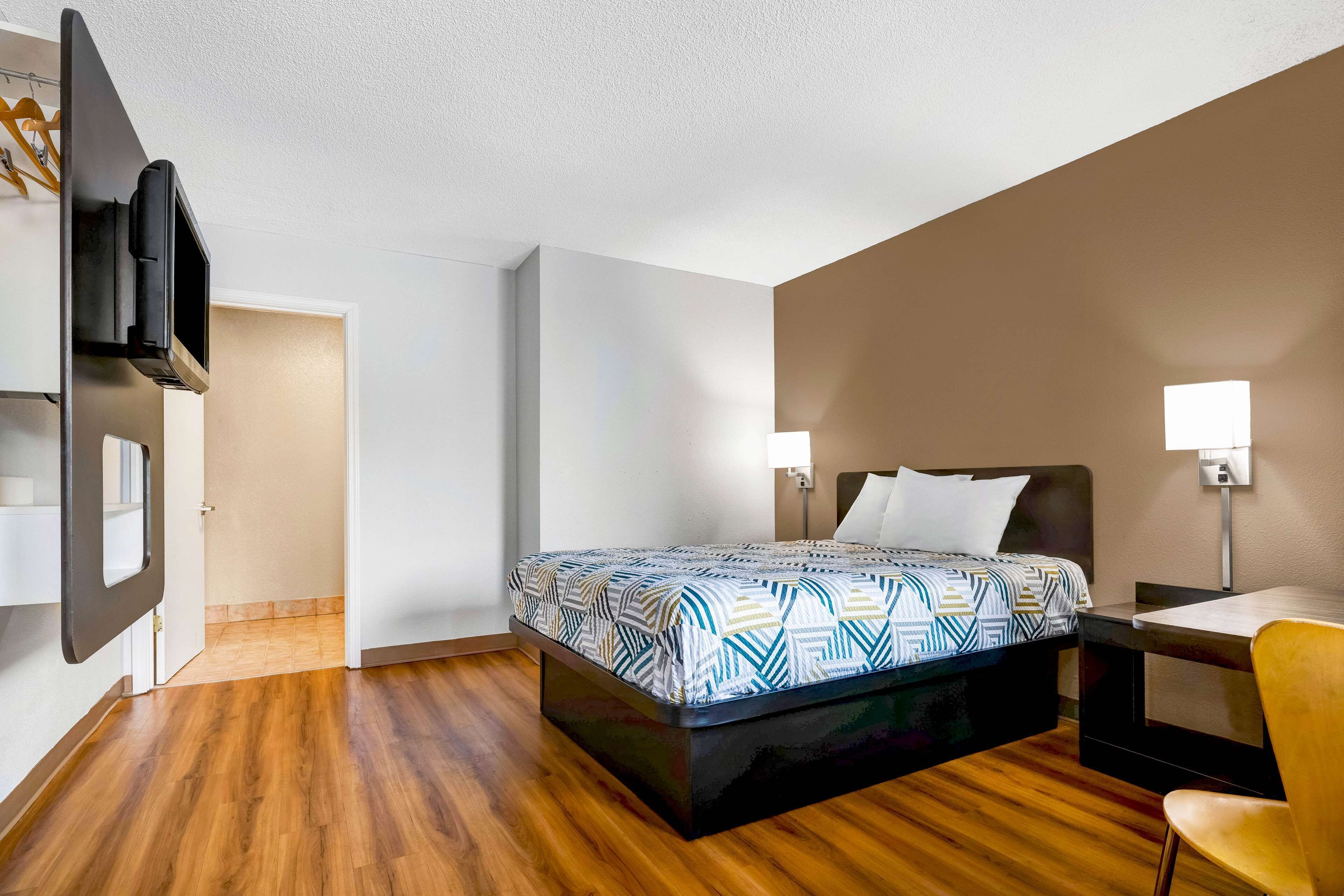 خزنة داخل الغرفة وواي فاي مجانًا وملاءات أسرّة