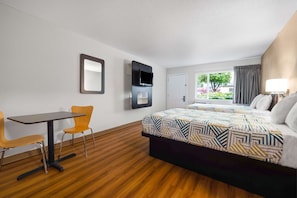 In-room safe, free WiFi, bed sheets - Motel 6 Portland, OR - Downtown (Portland)